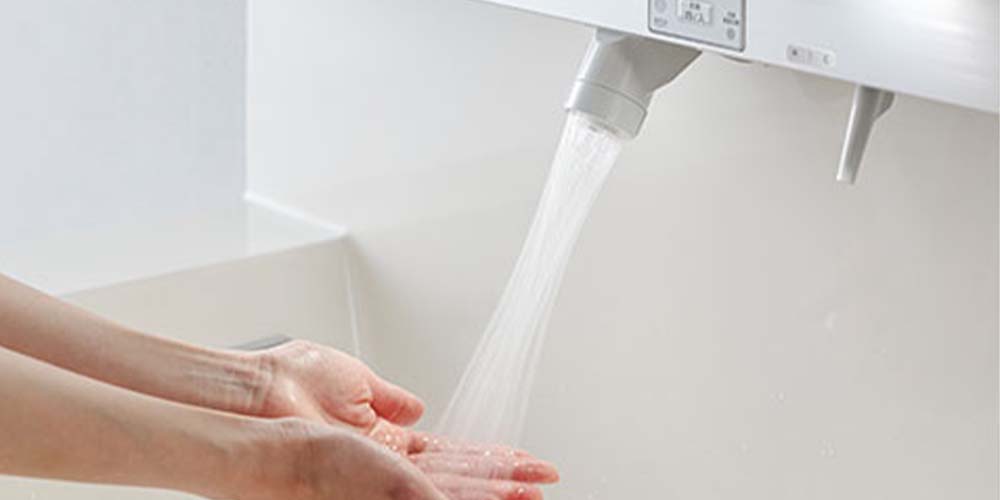 「タッチレス水栓」で衛生的＆節水、「ツイストシャワー」で用途に合わせた水流に